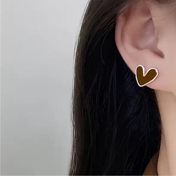 Gold-Trim Brown Heart Stud Earrings - Picture 3 of 4